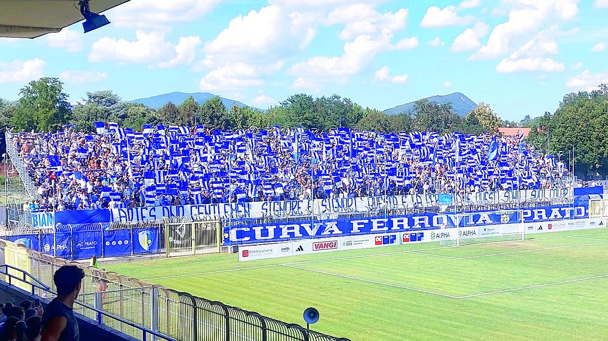 La curva Ferrovia gremita per la partita con la Ternana