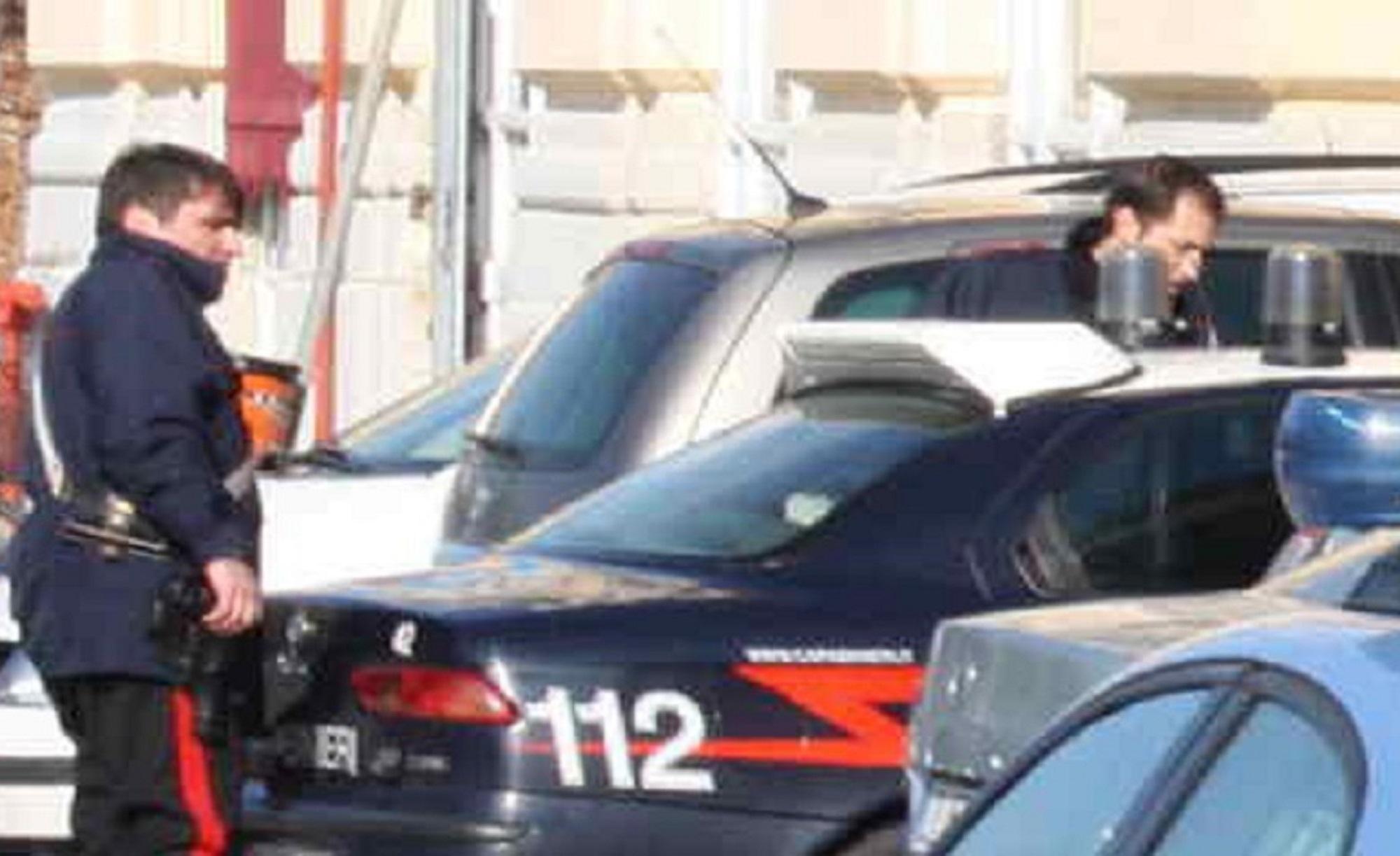 Carabinieri fuori dalla stazione di Livorno centrale (foto d'archivio)