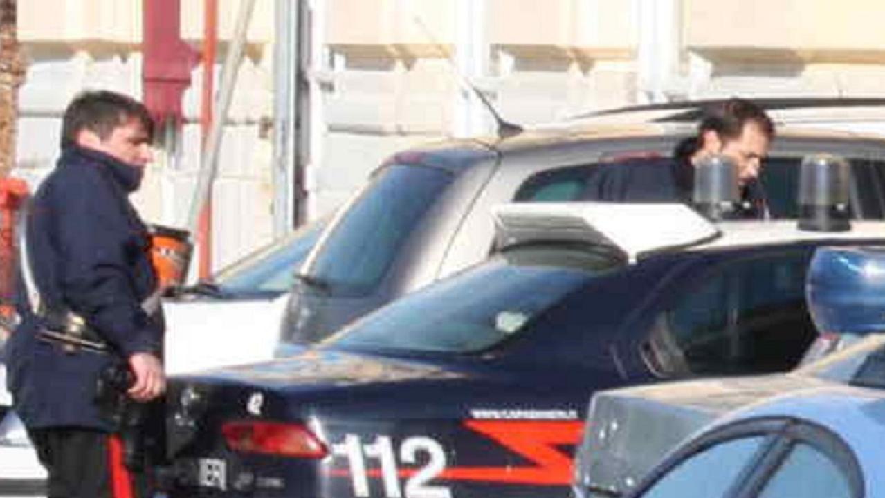 Carabinieri fuori dalla stazione di Livorno centrale (foto d'archivio)