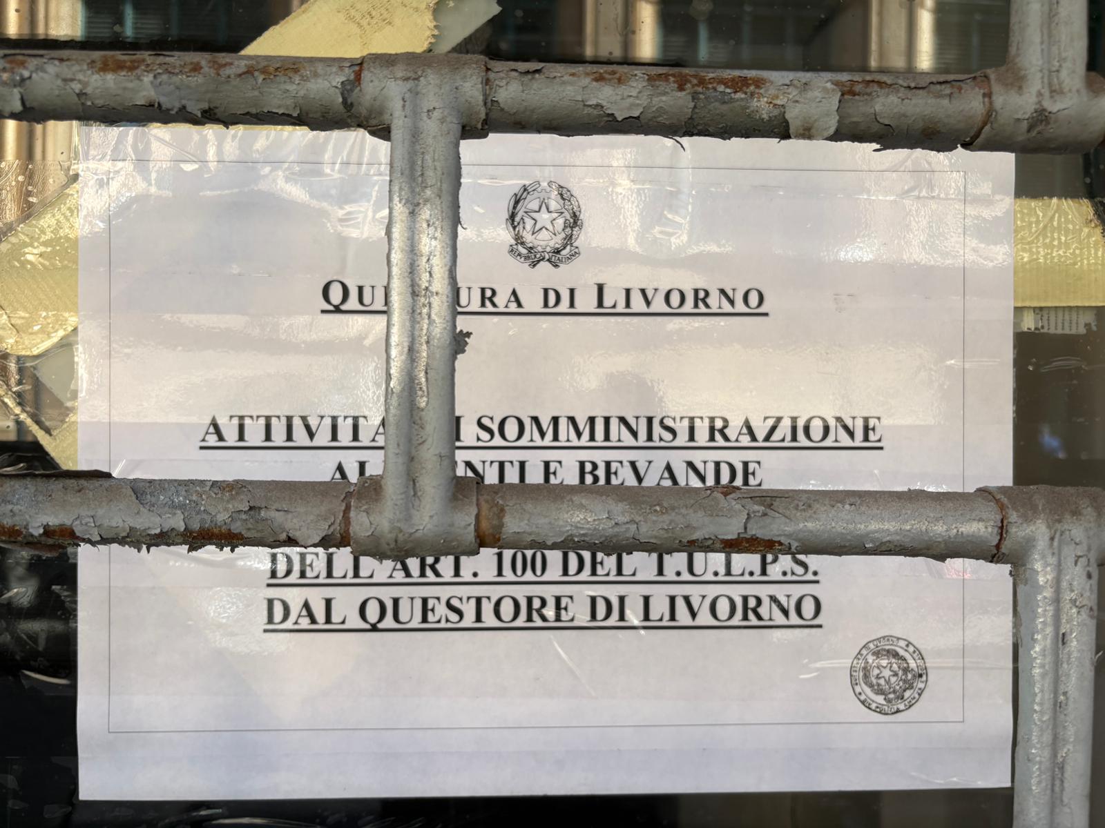 L'avviso affisso dalla questura (foto Stick)
