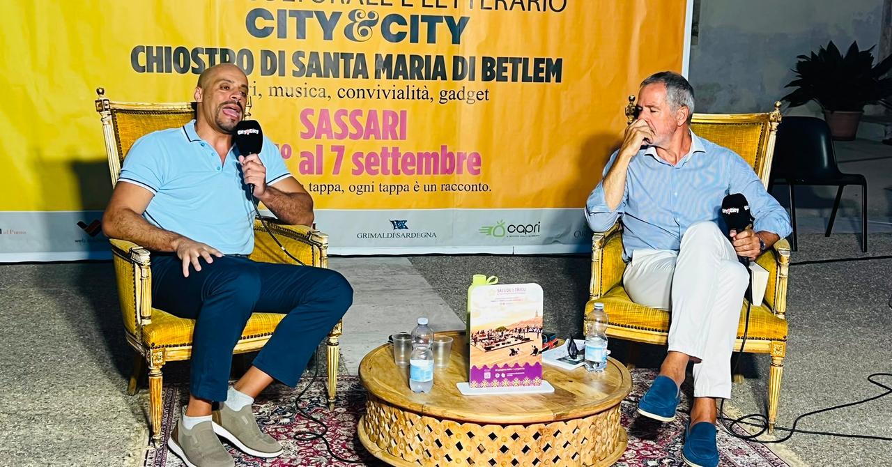 Marco Atzeni conquista il pubblico di Sassari: applausi per “Nina e Tonino” – VIDEO