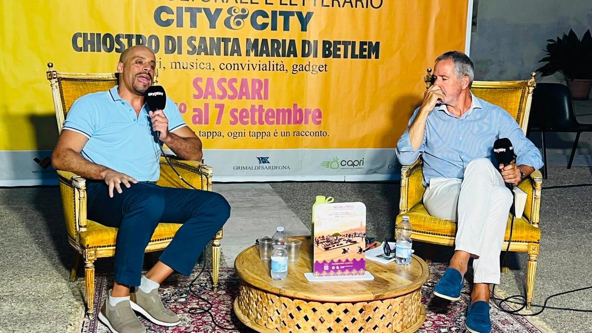 Marco Atzeni conquista il pubblico di Sassari: applausi per “Nina e Tonino” – VIDEO