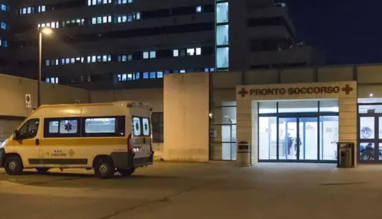Travolta da un’auto mentre attraversa la strada, donna ricoverata in Rianimazione