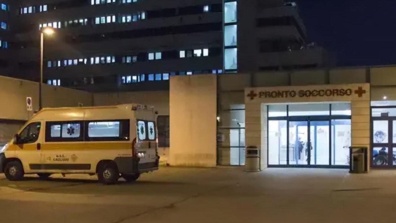 Travolta da un’auto mentre attraversa la strada, donna ricoverata in Rianimazione
