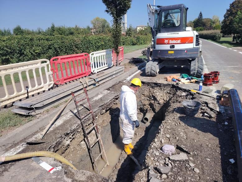 Tubatura rotta a Massenzatico: l’allarme di un cittadino evita il peggio, strada chiusa