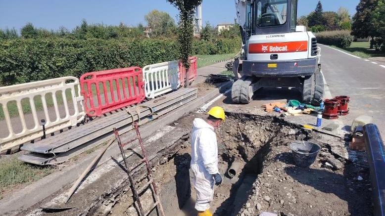 Tubatura rotta a Massenzatico: l’allarme di un cittadino evita il peggio, strada chiusa