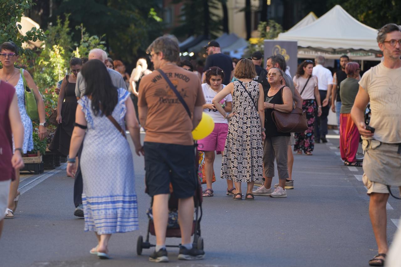 Reggio Emilia, centro storico preso d’assalto: migliaia in città tra il Festival di Emergency e la Giarèda