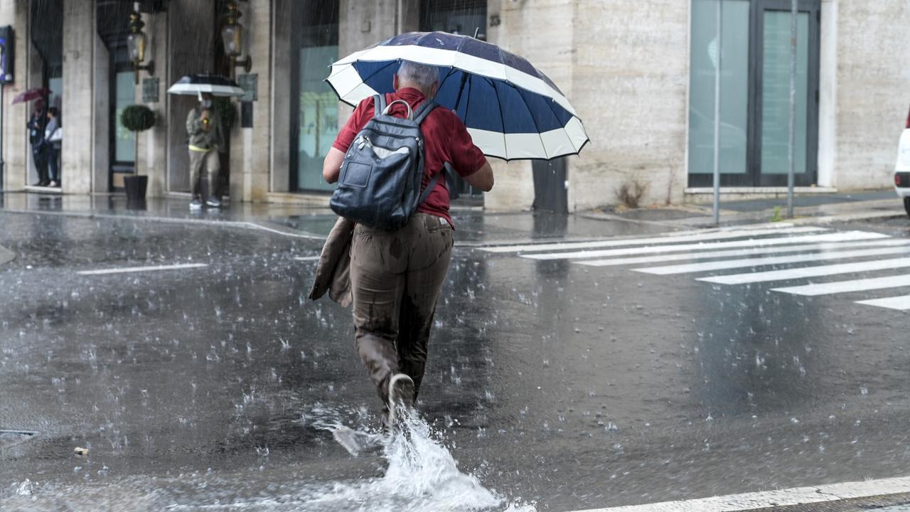 L’estate va in crisi, in arrivo la perturbazione atlantica: piogge e Maestrale faranno crollare le temperature – Le previsioni