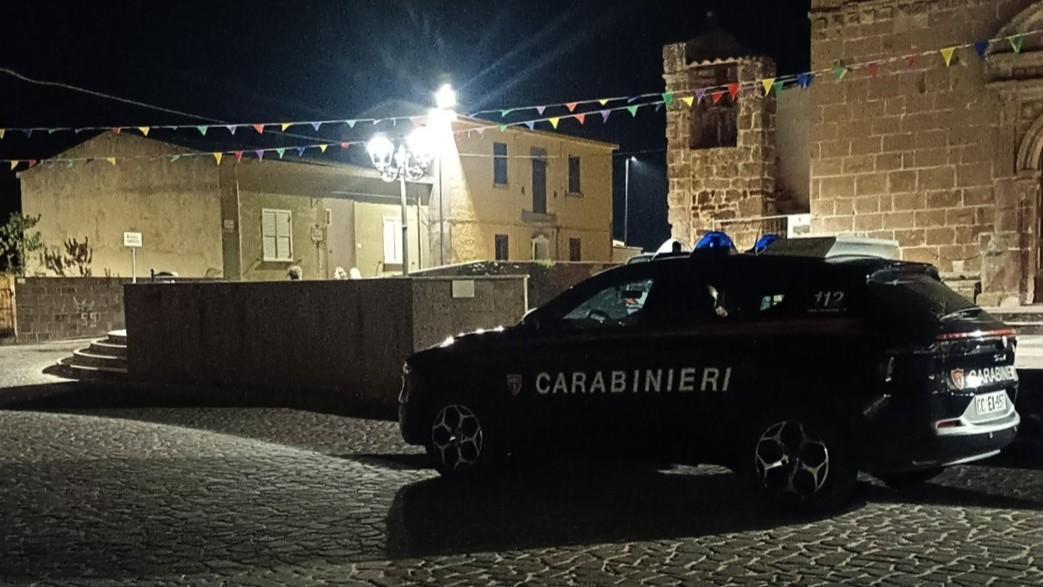 Tenta di dare fuoco alle panchine e poi scappa in chiesa