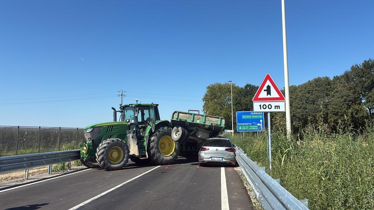 Final di Rero, incidente tra un’auto e un trattore: traffico bloccato