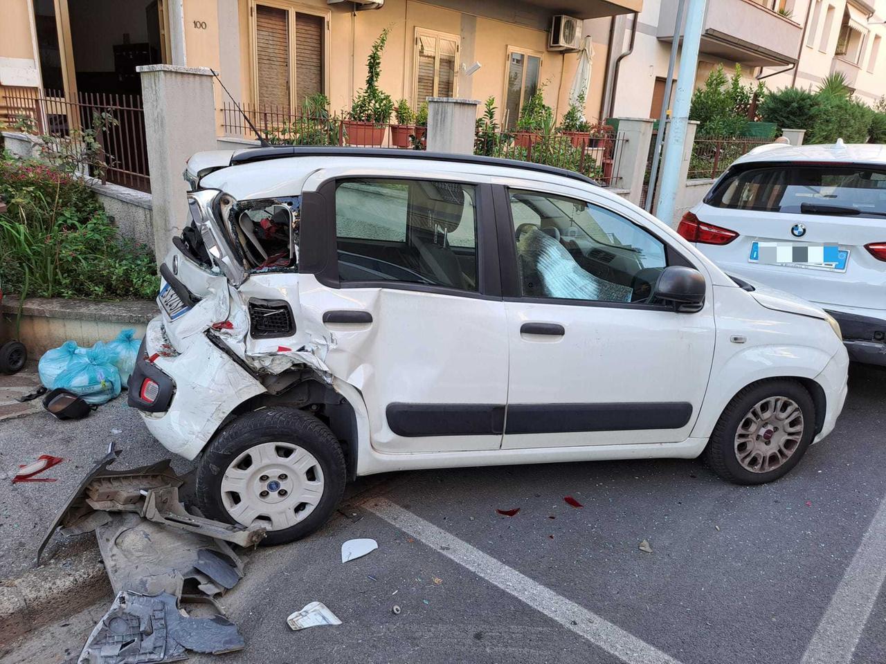 
	Una delle auto danneggiate

