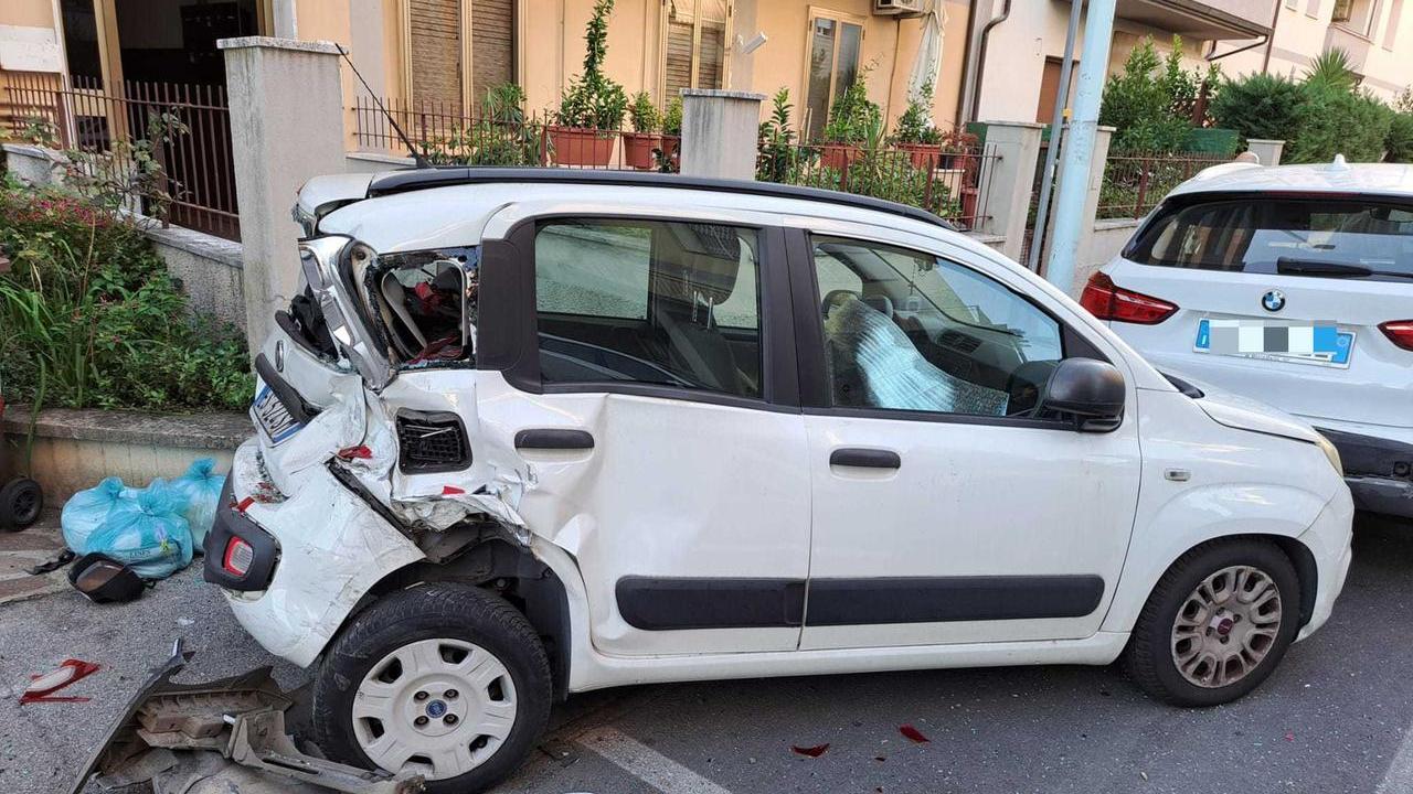 Una delle auto danneggiate