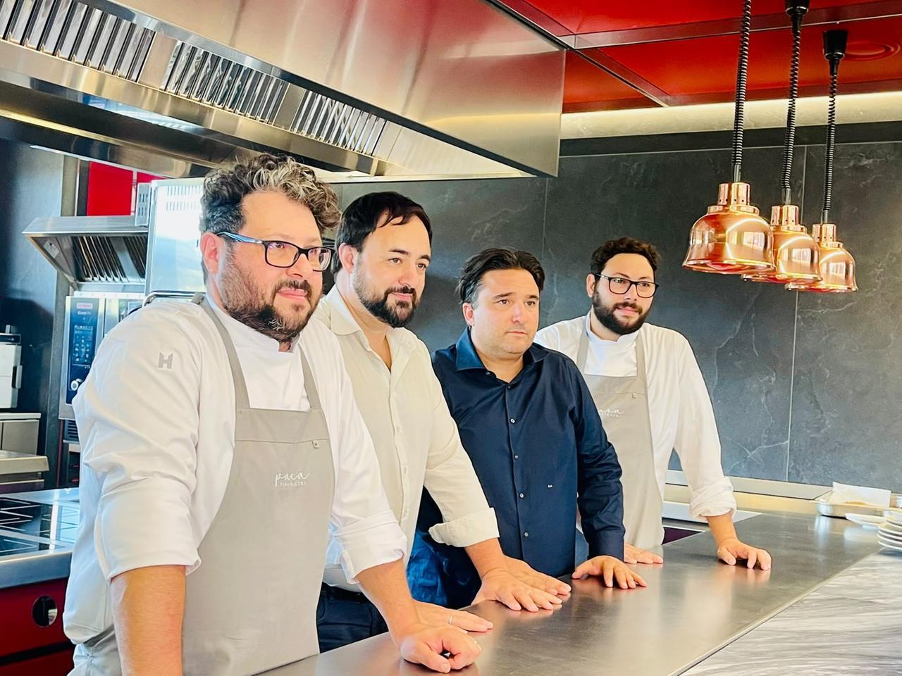 
	Lo staff del ristorante insieme al sindaco Edoardo Prestanti

