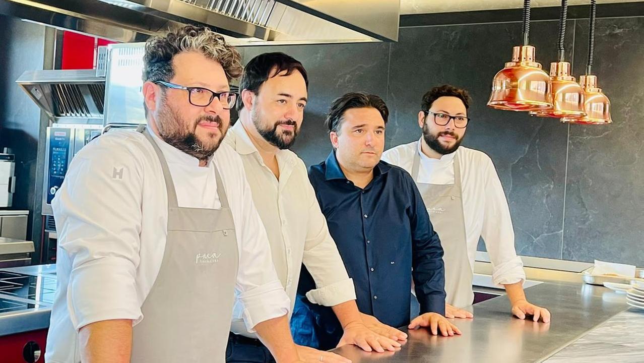 Lo staff del ristorante insieme al sindaco Edoardo Prestanti
