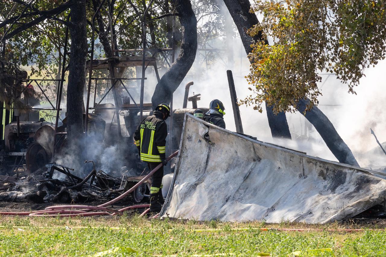 Brazzolo, incendio nell’azienda agricola: distrutti tre trattori e 4 roulotte