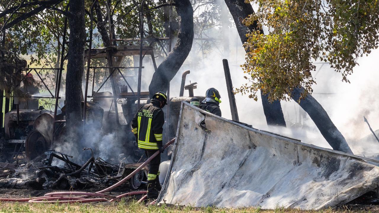 Brazzolo, incendio nell’azienda agricola: distrutti tre trattori e 4 roulotte