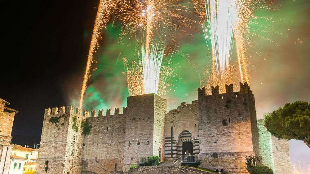 Prato, la bandiera della pace e i fuochi d’artificio dal Castello: è il giorno del Corteggio storico