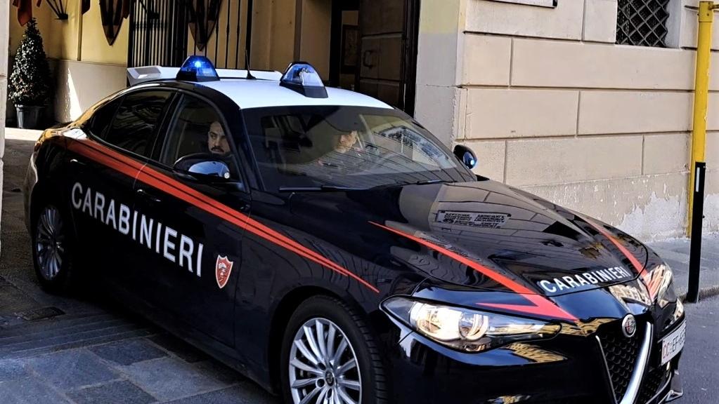 Razzie sulle auto, coppia sospetta si aggira tra i veicoli in sosta: un residente chiama il 112, denunciato un 49enne con la tenaglia