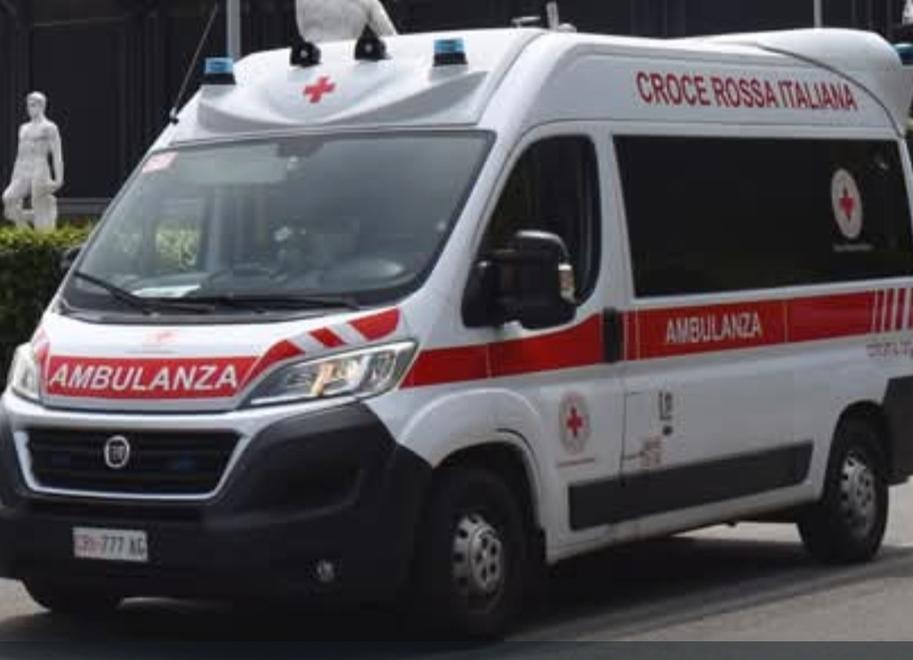 Principina a Mare, donna di 65 anni in arresto cardiaco sulla spiaggia: salvata da 9 bagnini e dal defibrillatore