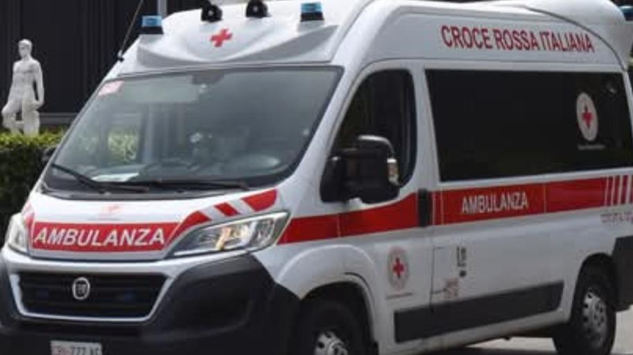 Principina a Mare, donna di 65 anni in arresto cardiaco sulla spiaggia: salvata da 9 bagnini e dal defibrillatore
