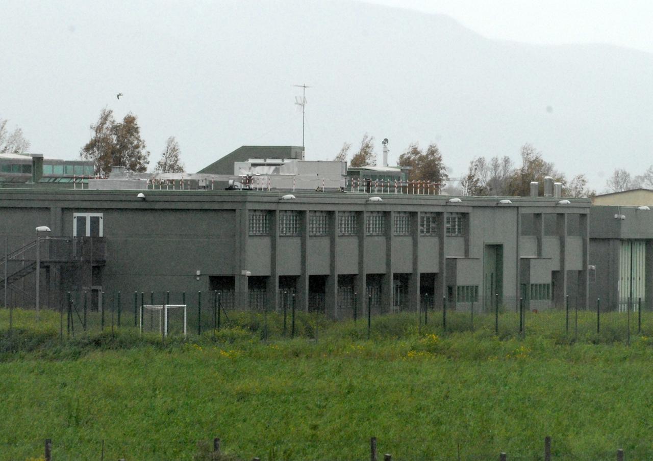 Detenuti in carcere senza videosorveglianza e illuminazione, agenti a rischio: l’allarme