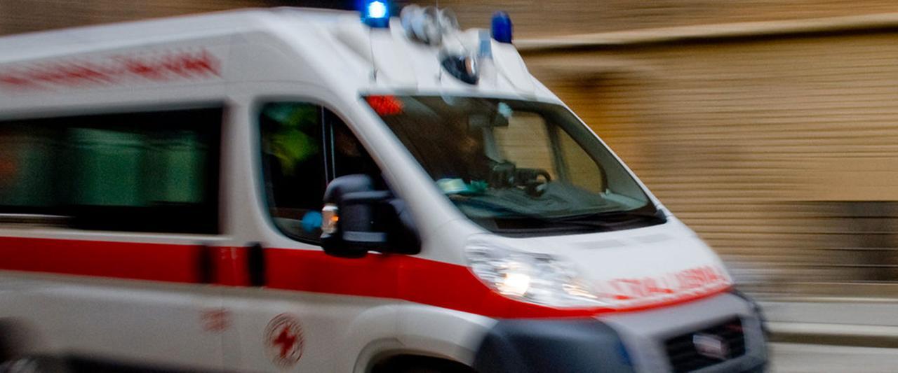 Prato, bambino di 7 anni scende dall’auto del padre e viene investito
