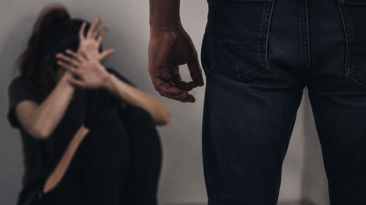Bimbo di 6 anni abbraccia il padre per difendere la madre dalla sua furia: «Papi, no» – Cosa è successo