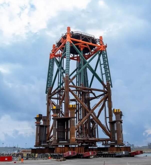 Piombino, ecco la maxi piattaforma offshore costruita nel cantiere portuale