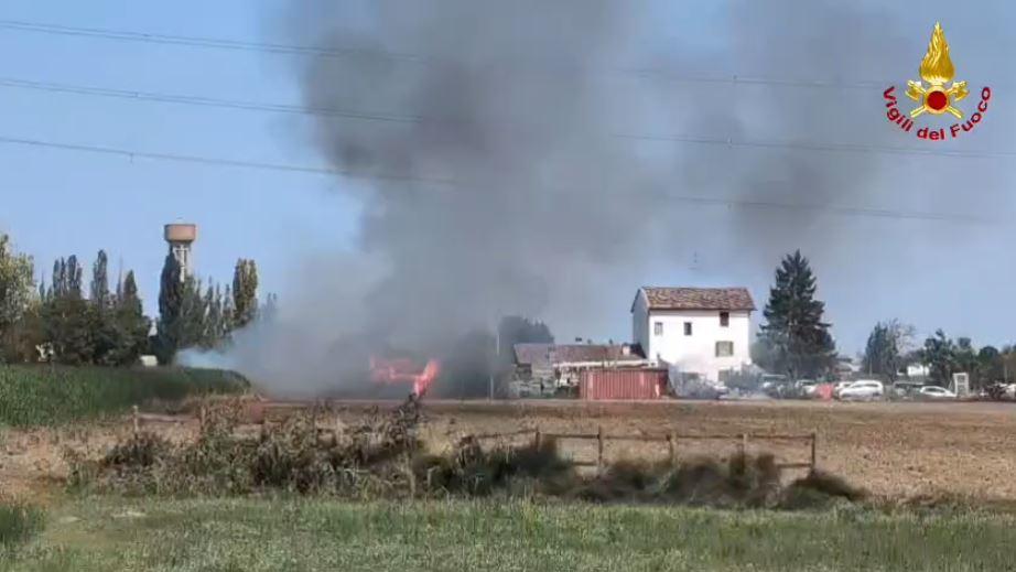 Incendio a Cella, fiamme nel cortile di un casolare