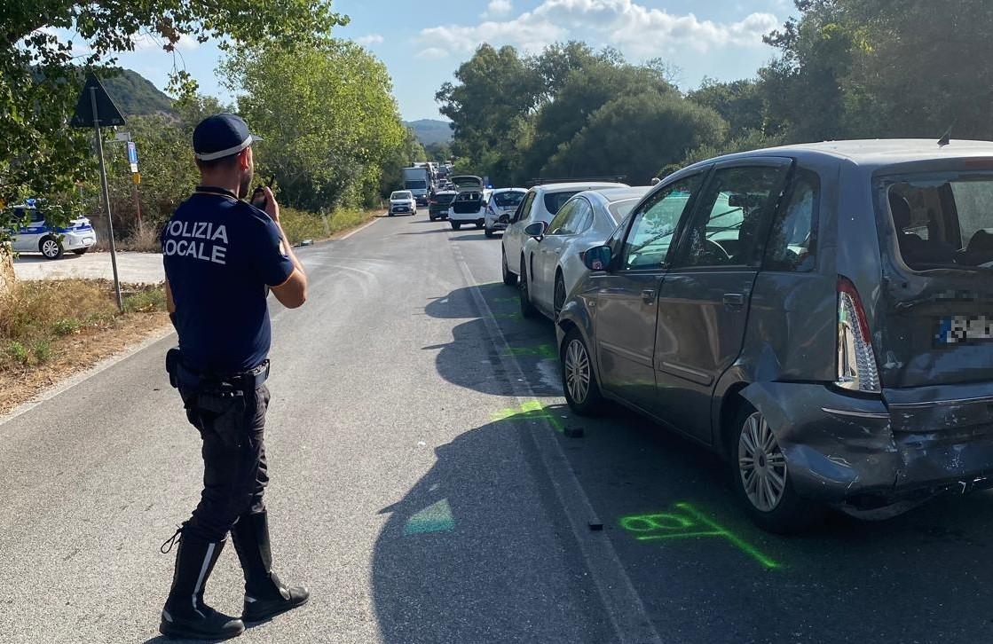 Tamponamento a catena ad Alghero: cinque mezzi coinvolti, due feriti e traffico in tilt