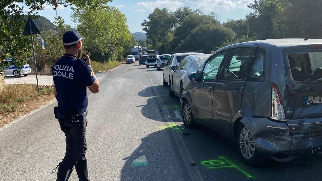 Tamponamento a catena ad Alghero: cinque mezzi coinvolti, due feriti e traffico in tilt