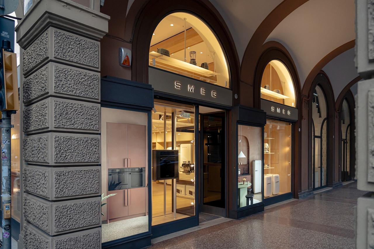 Smeg apre le porte del nuovo store a Bologna: dagli iconici FAB alla cucina per gli showcooking