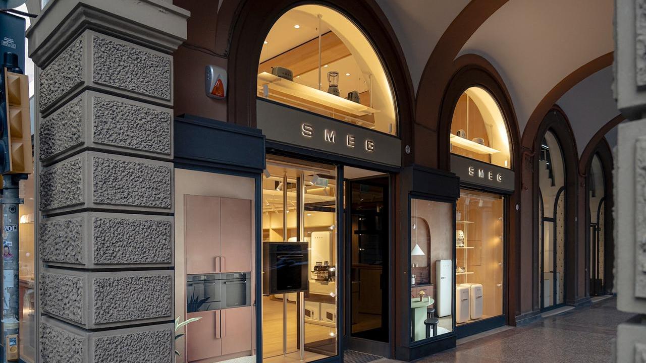 Smeg apre le porte del nuovo store a Bologna: dagli iconici FAB alla cucina per gli showcooking