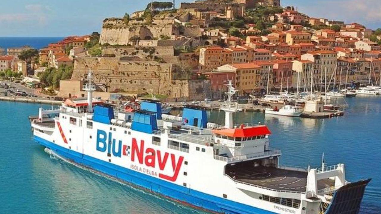 Un traghetto Blu Navy
