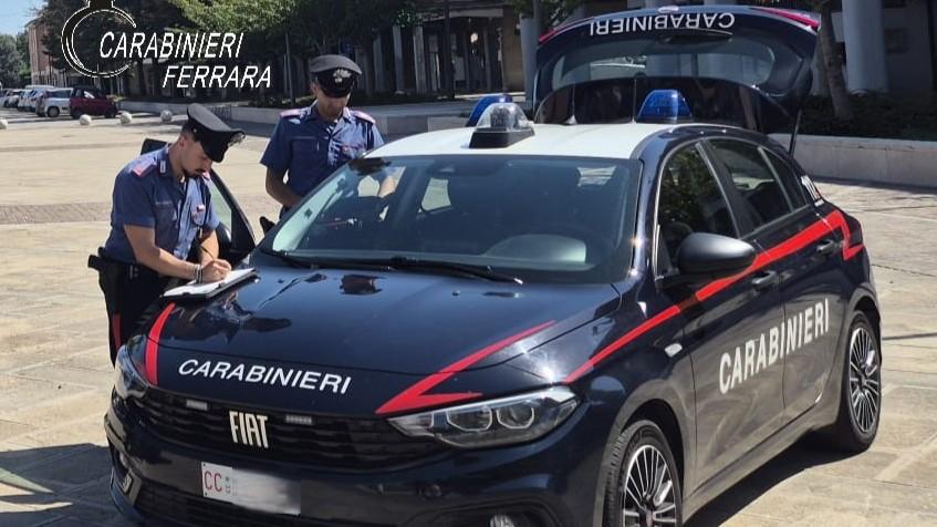 Ferrara, armato di coltelli minaccia e aggredisce i carabinieri: arrestato un 40enne