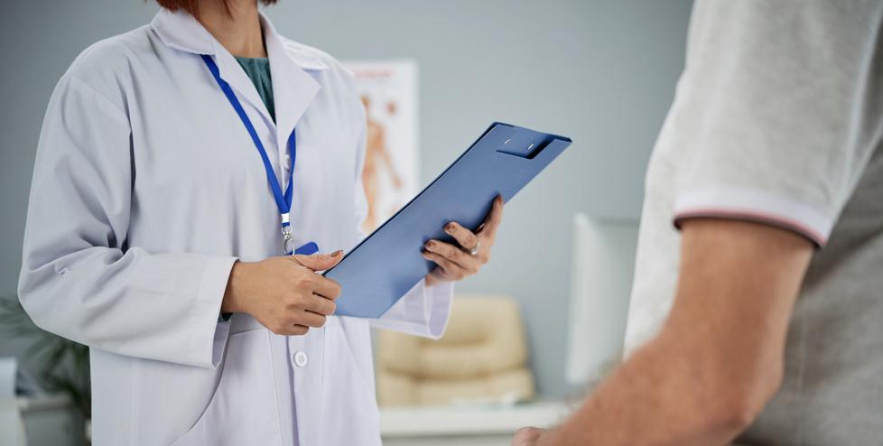 
	Un medico durante una visita (Foto di repertorio - Freepik)

