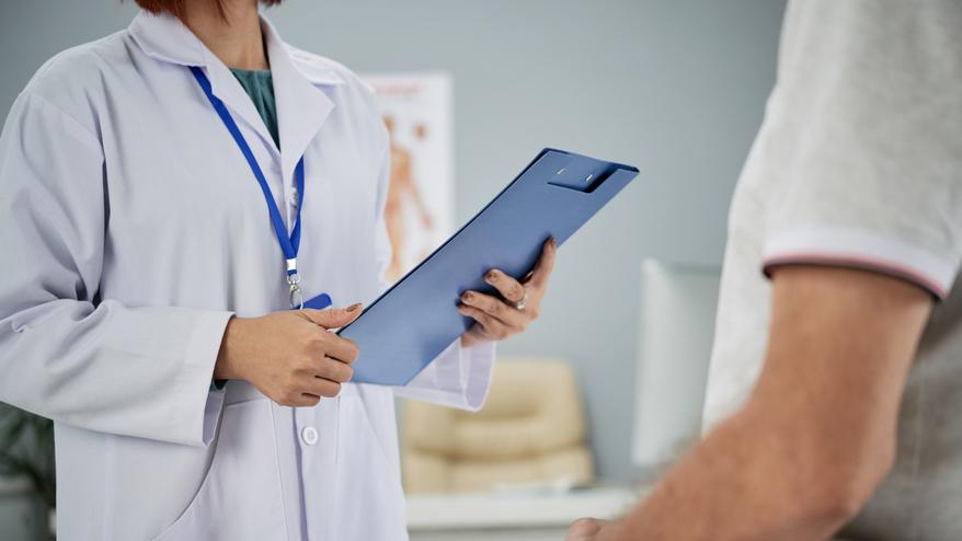 Un medico durante una visita (Foto di repertorio - Freepik)