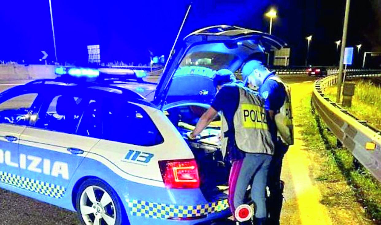 Sferra un pugno a un poliziotto, poi cerca di prendergli la pistola: aggressione al casello dell’A1 di Reggio Emilia