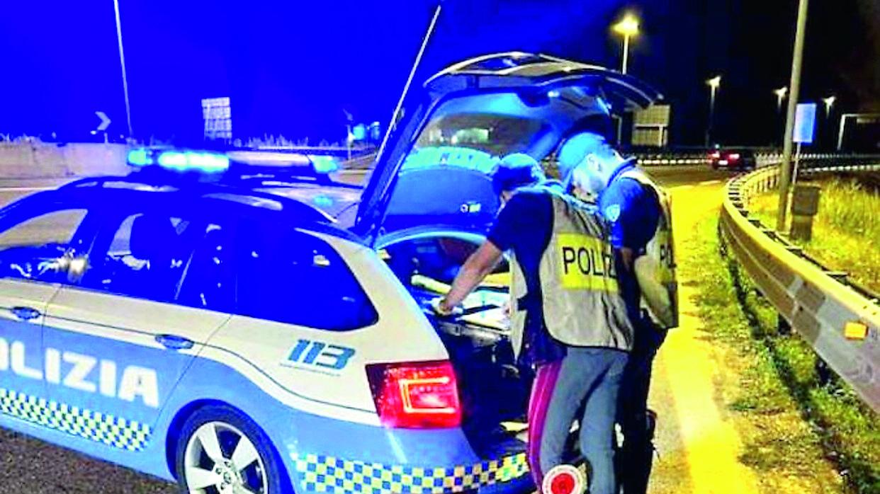 Sferra un pugno a un poliziotto, poi cerca di prendergli la pistola: aggressione al casello dell’A1 di Reggio Emilia