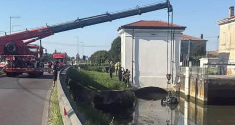 Macabra scoperta nel fiume: cadavere dentro un’auto, aveva le mani legate