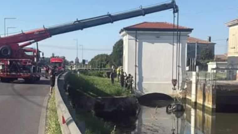 Macabra scoperta nel fiume: cadavere dentro un’auto, aveva le mani legate