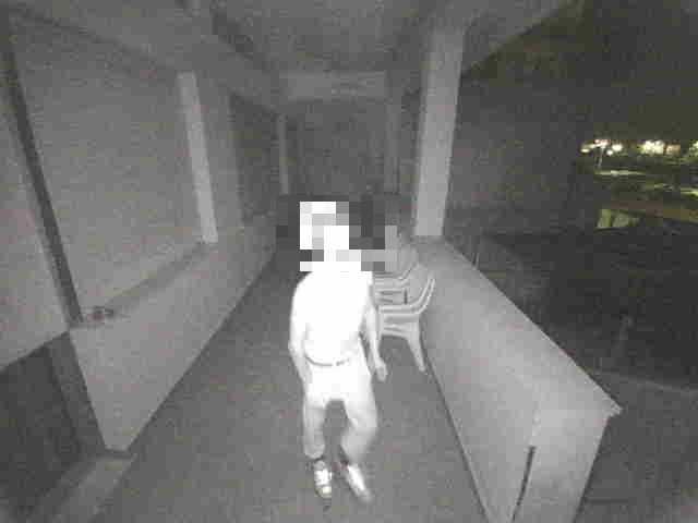Il ladro ripreso al circolo "Arci Carli" di Salviano