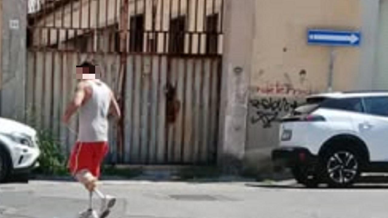 Il rapinatore con le protesi in fuga