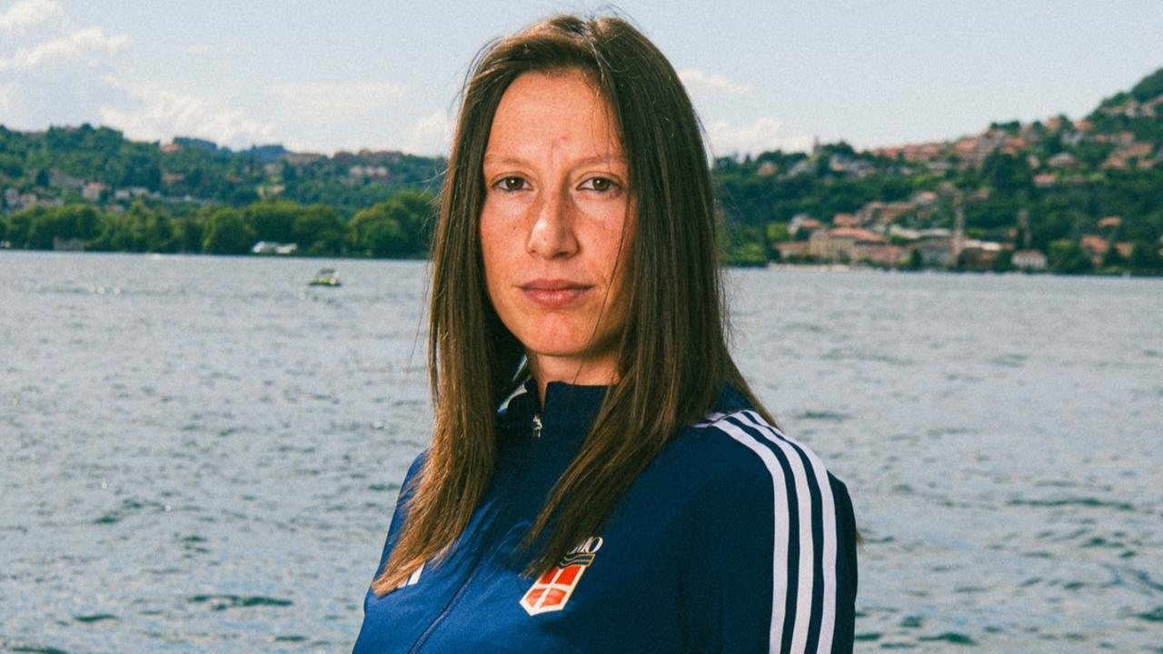 Calciatrice del Como ha un tumore al seno, la società le rinnova il contratto: «Devi pensare solo a curarti»