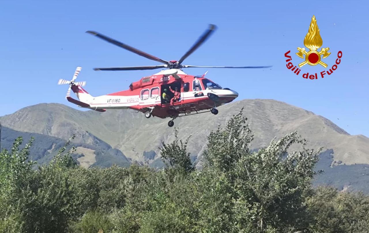 Donna si perde nei boschi a Cerreto Laghi, viene recuperata con l’elicottero