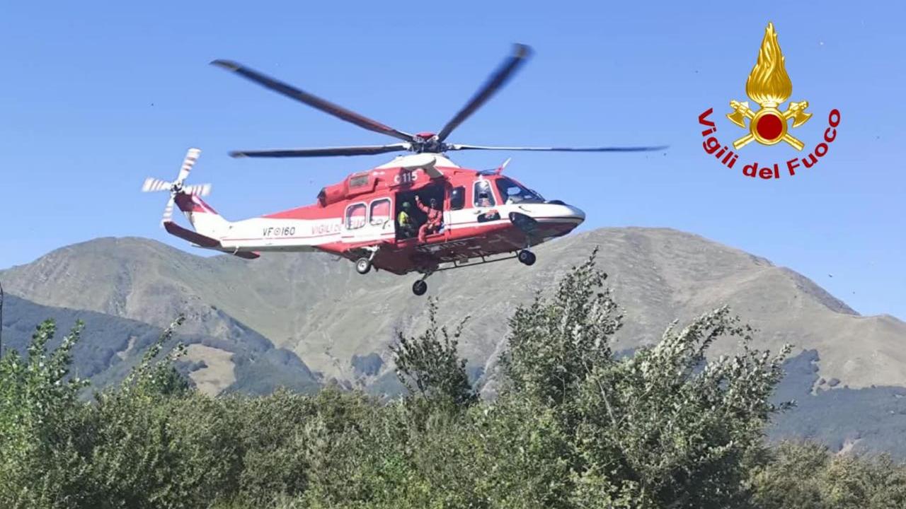 Donna si perde nei boschi a Cerreto Laghi, viene recuperata con l’elicottero