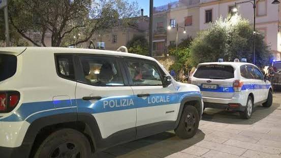 Olbia, trovato l’uomo che ha spaccato le vetrate del Comune a sassate: ecco chi è