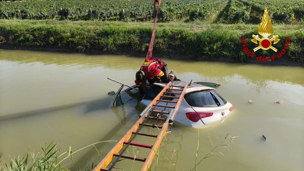 Con l’auto nel canale pieno d’acqua: paura per una ragazza di Carpi
