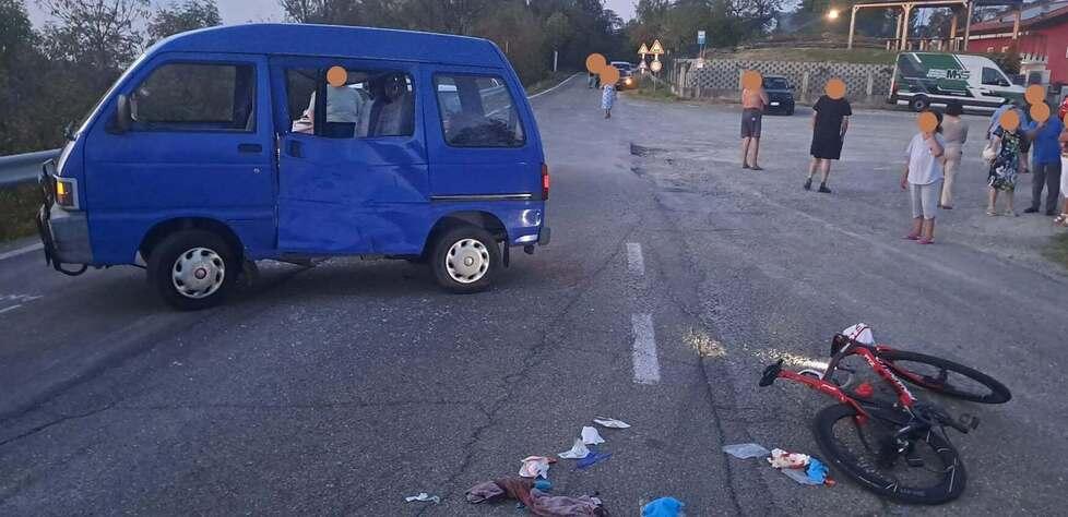 Ciclista travolto da un furgone a Riccò: 42enne in ospedale