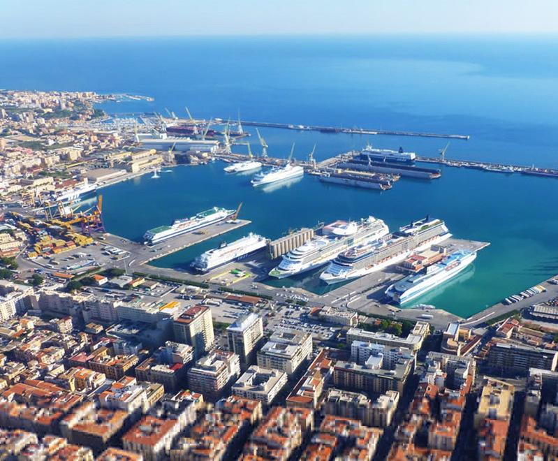 
	Traghetti all&rsquo;ancora nel porto di Palermo (foto archivio)

